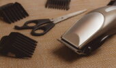 Jakie akcesoria fryzjerskie są niezbędne w profesjonalnym salonie?